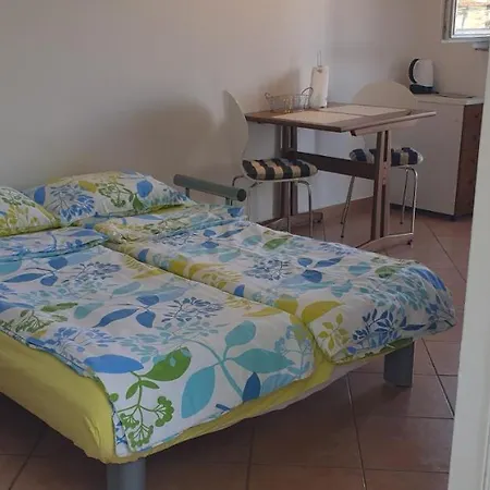 Laguna 20, 20a Изола